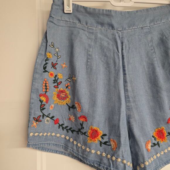 Women's Francesca's Lyocell Chambray Floral Embroidered Pull On Shorts | Size XS - Picture 3 of 8